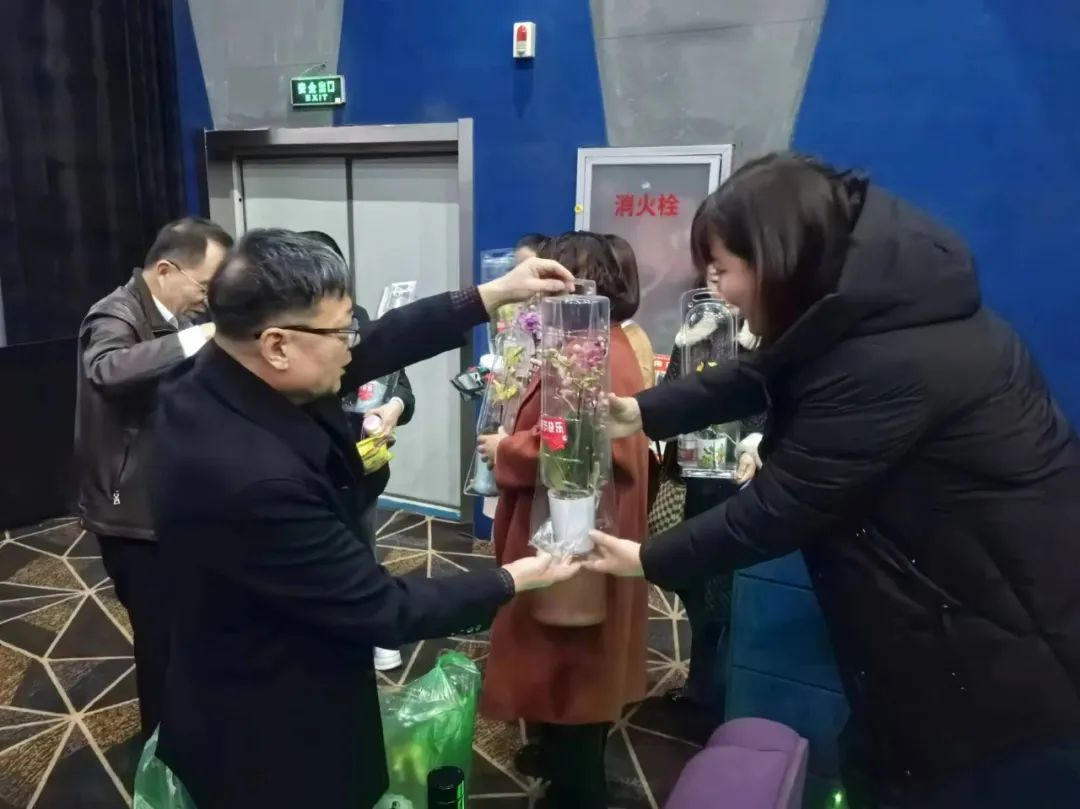 市城投集團(tuán)公司工會舉辦“巾幗心向黨 建功新時(shí)代”三八國際勞動?jì)D女節(jié)觀影活動